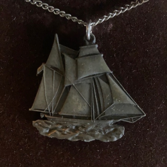 🏴‍☠️ Vintage Ship Pendent with chain - Picture 1 of 6